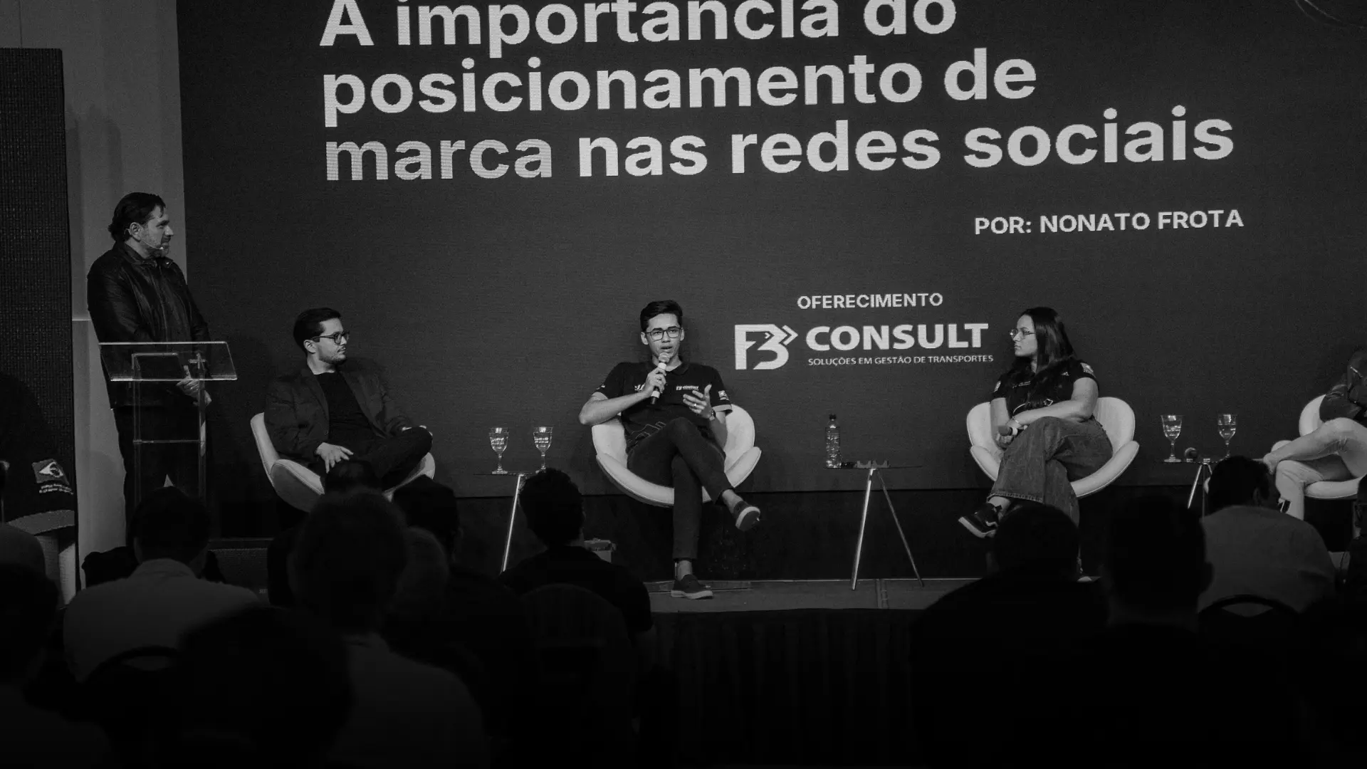 Isaque Feitosa em palestra sobre posicionamento de marca